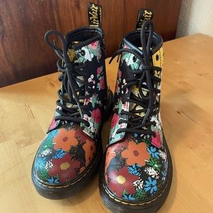 Adorable floral girls size 1 Dr. Martens